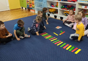 Dzieci układają kolorowe rytmy